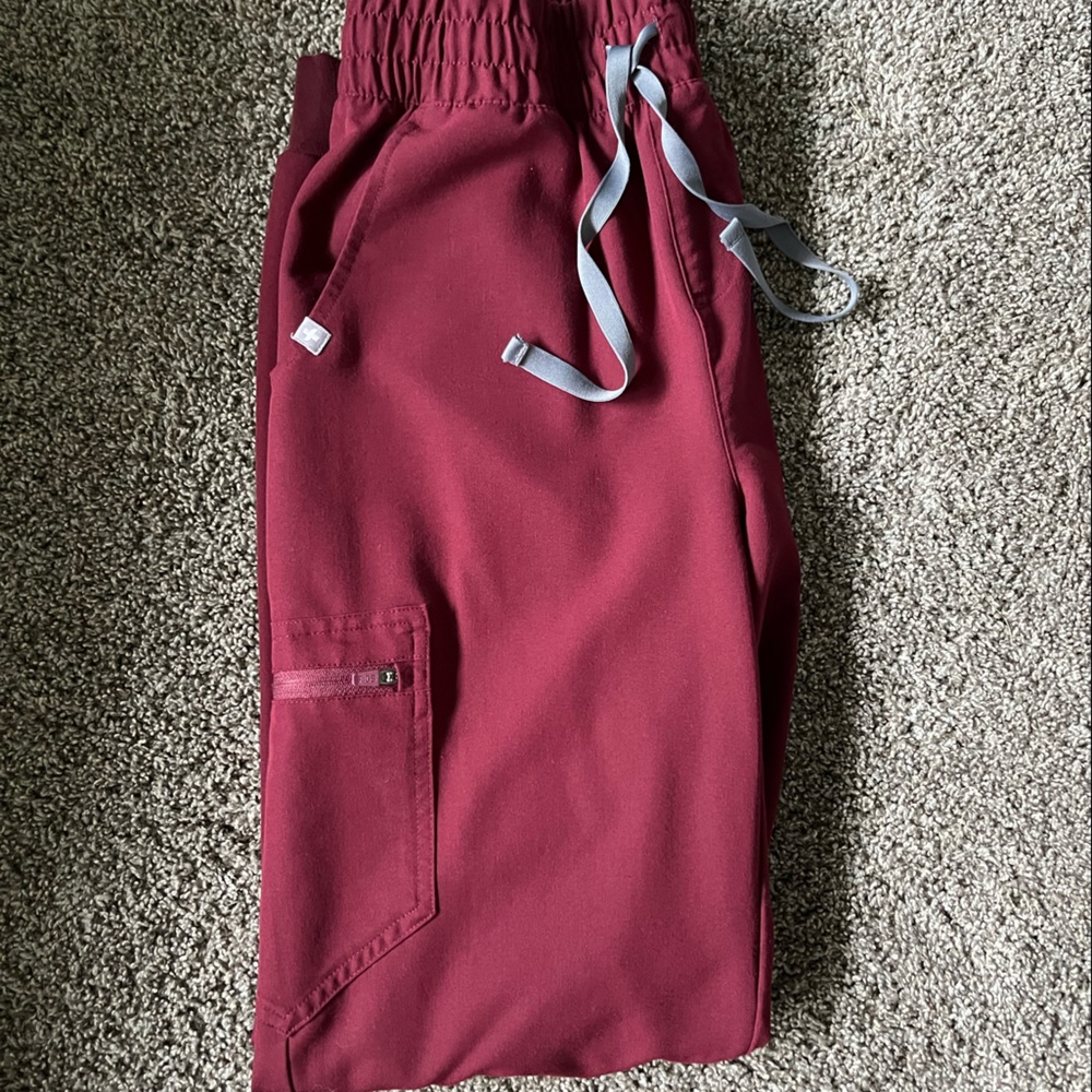 Small tall high waisted Zamora scrub joggers- burgundy